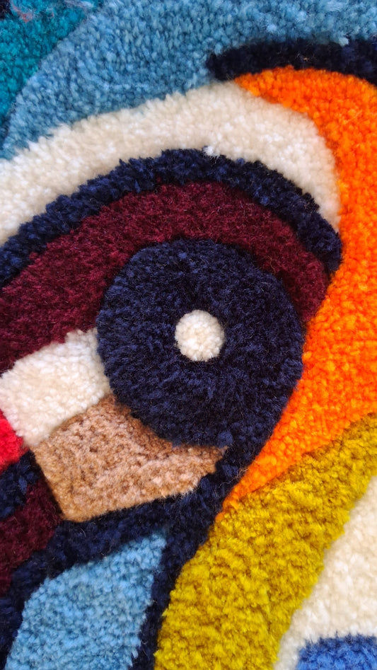 Zoom sur l'oeil coloté de ARRIU décoration murale en forme d'ours tufting La Balmo multicolore