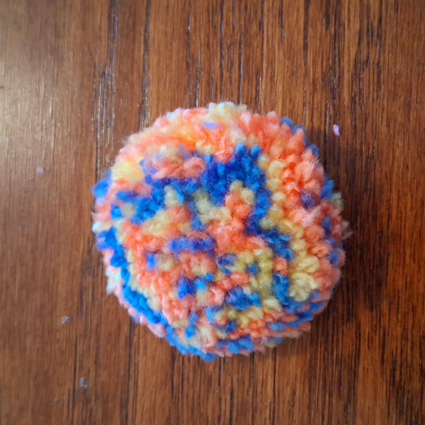 Broche tuftée créée par La Balmo Tufting. Cette broche est munie d'une attache au dos pour être fixée à votre veste ou votre sac. Laine acrylique tricolore