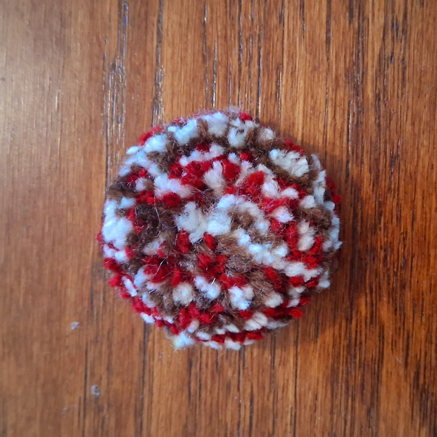 Broche tuftée créée par La Balmo Tufting. Cette broche est munie d'une attache au dos pour être fixée à votre veste ou votre sac. Laine acrylique tricolore