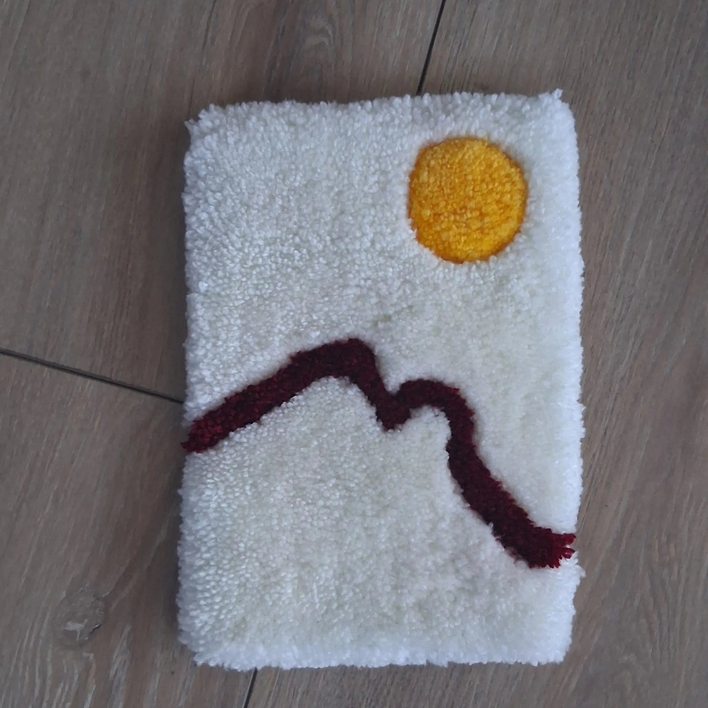 Décoration murale OSSAU créé par La Balmo | Tufting - Laine acrylique jaune, blanche et marron