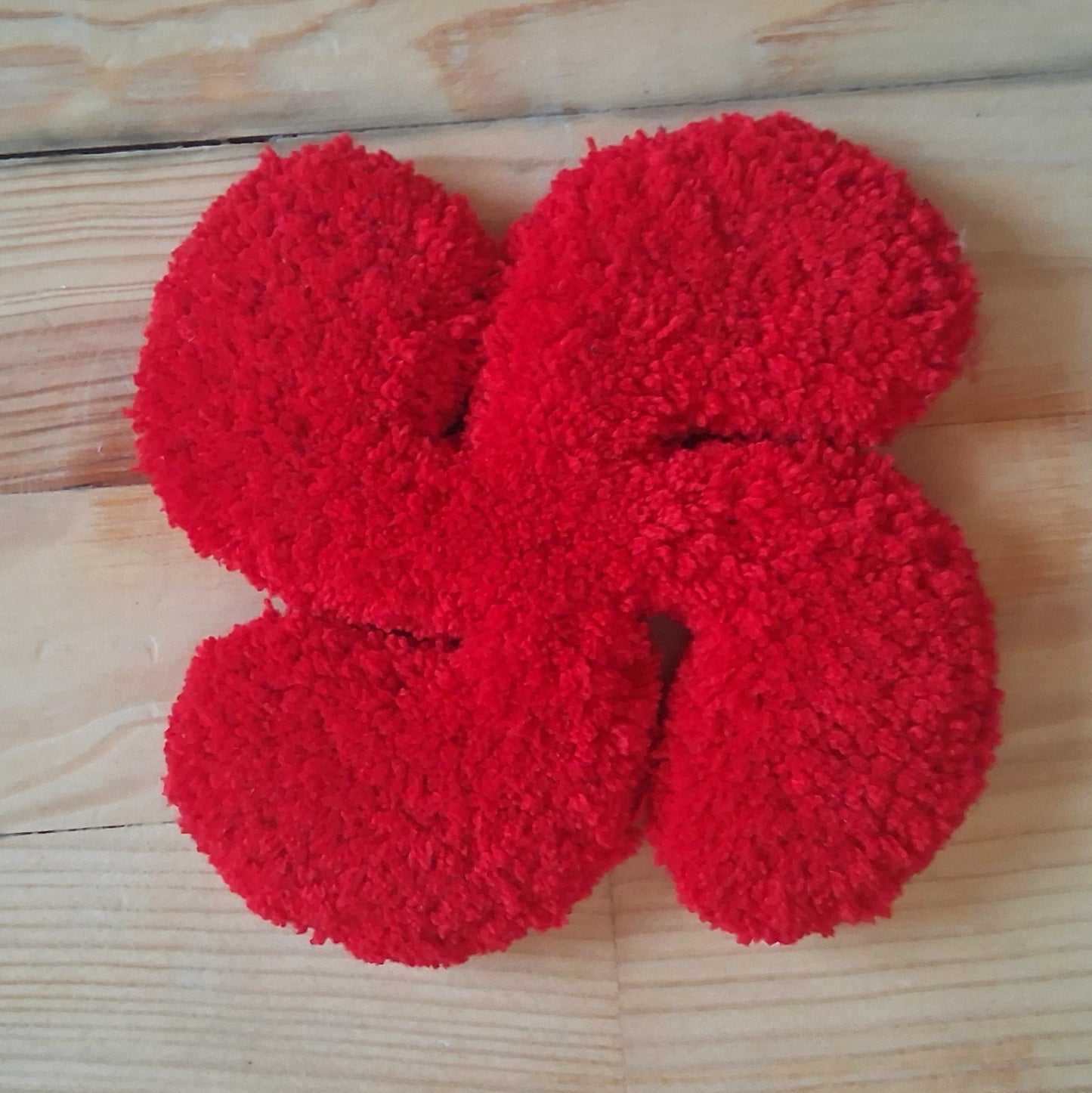 Mini décoration murale créé par a Balmo Tufting. Laine acrylique rouge