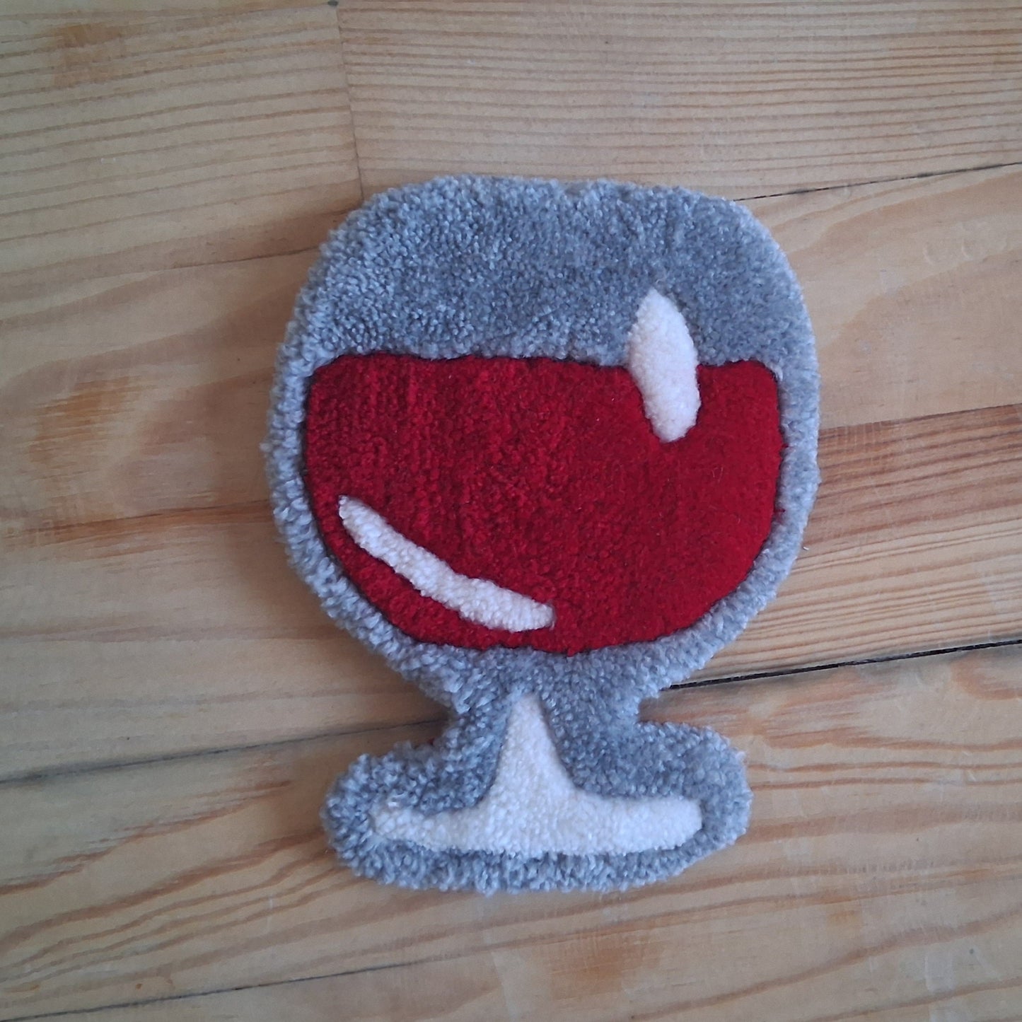 Mini décoration murale représentant un verre de vin rouge créée par La Balmo Tufting - Laine acrylique rouge, gris, blanche