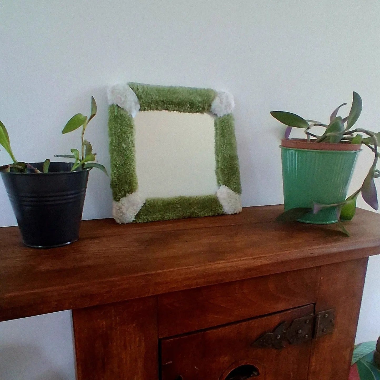 Miroir Green tufté, créée par La Balmo Tufting. Laine acrylique verte et blanche