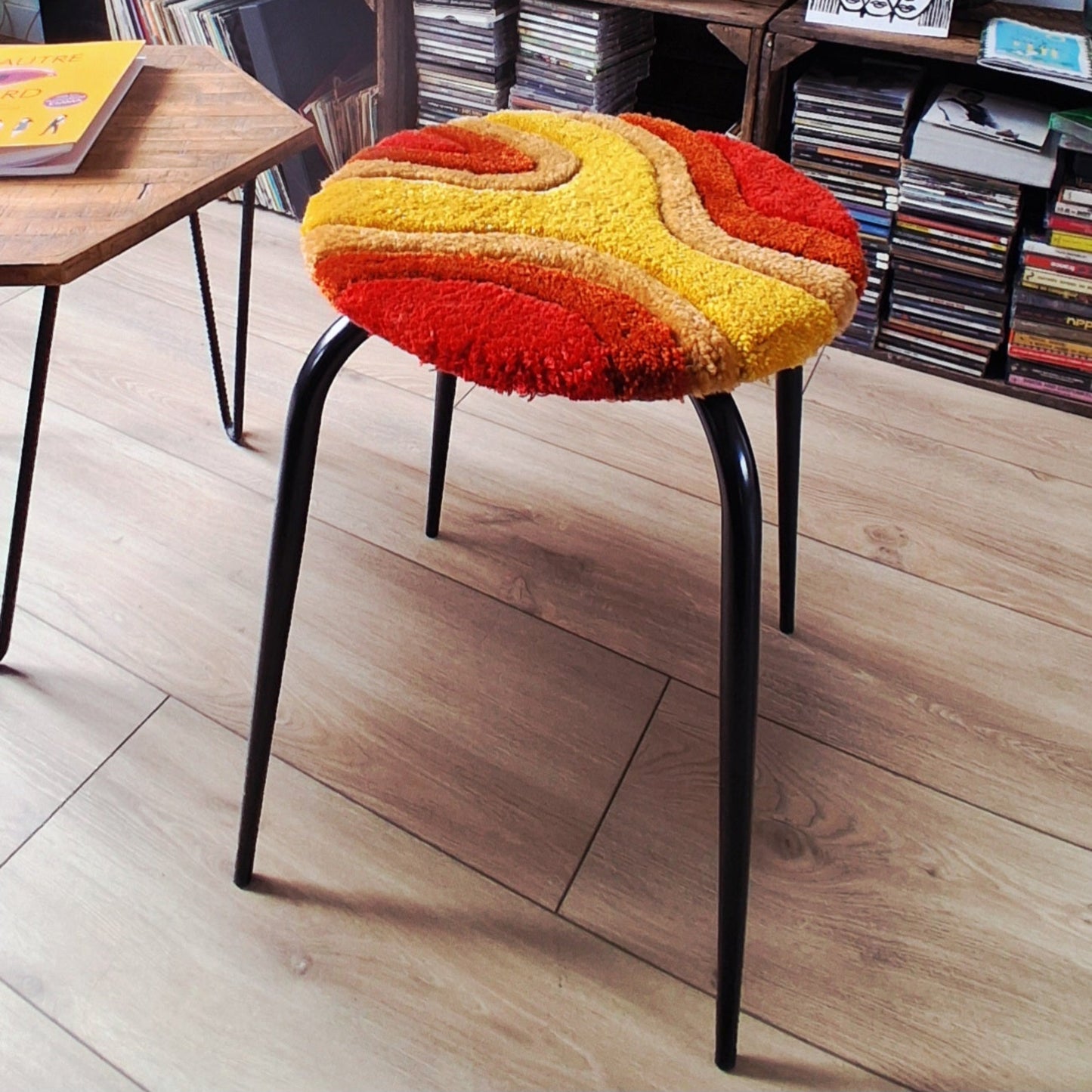 Tabouret tufté - La Balmo TUFTING - design vintage coloré jaune orange rouge