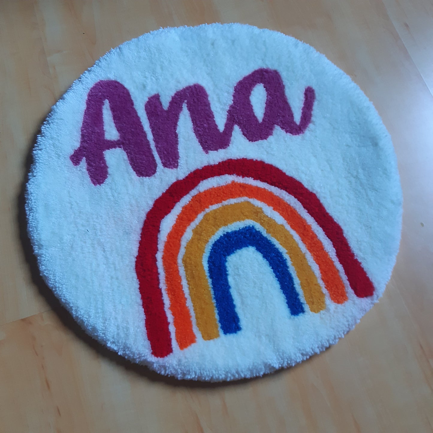 Tapis pour chambre d'enfant avec le prénom Ana et un arc-en-ciel, créée par La Balmo | Tufting - Laine acrylique multicolore