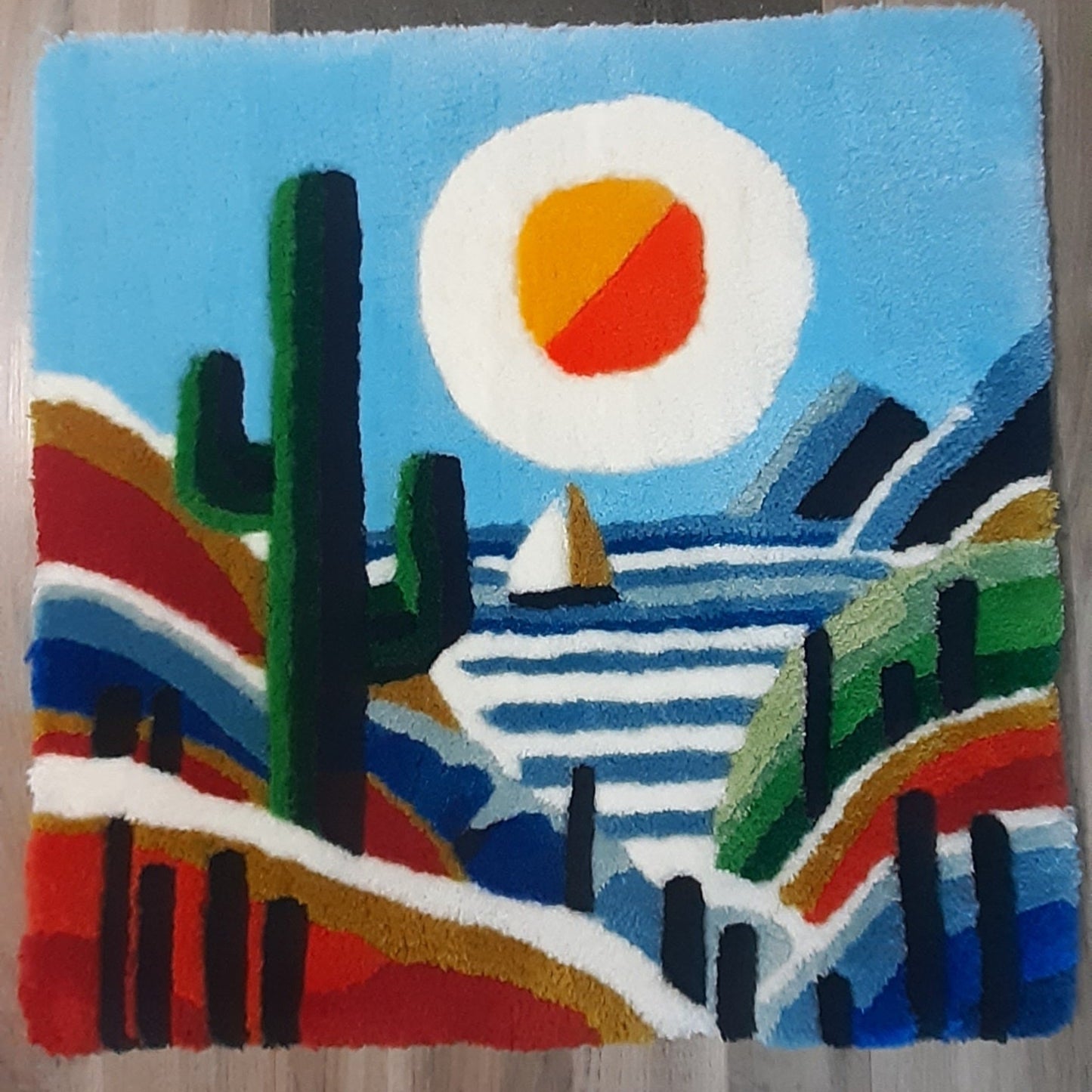 Tapis mural CACTUS créé par La Balmo | Tufting - Représente un paysage avec la mer, un cactus, le soleil et le ciel bleu - Laine acrylique multicolore