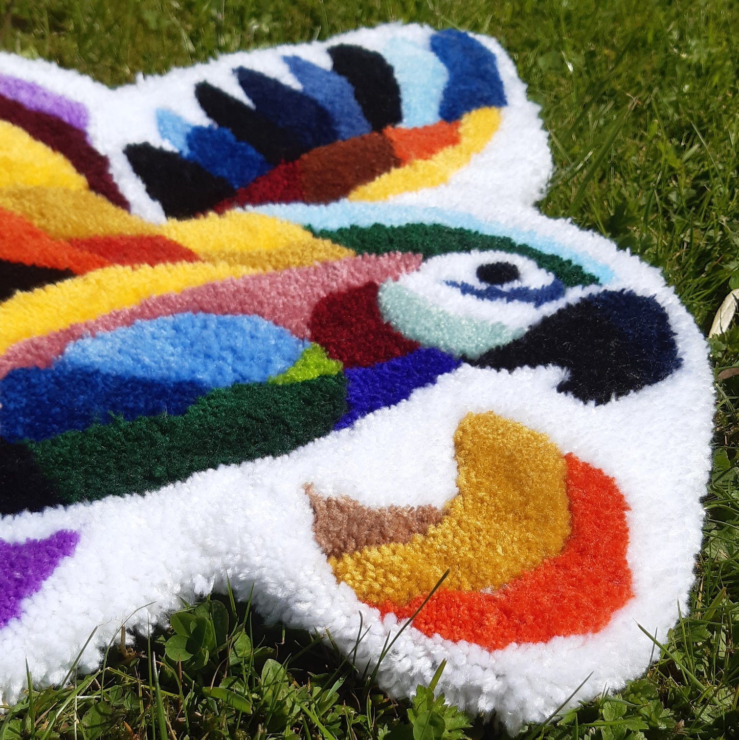 Zoom_Deco_murale_Rainbow_-_perroquet_-_ara_-_La_Balmo_Tufting