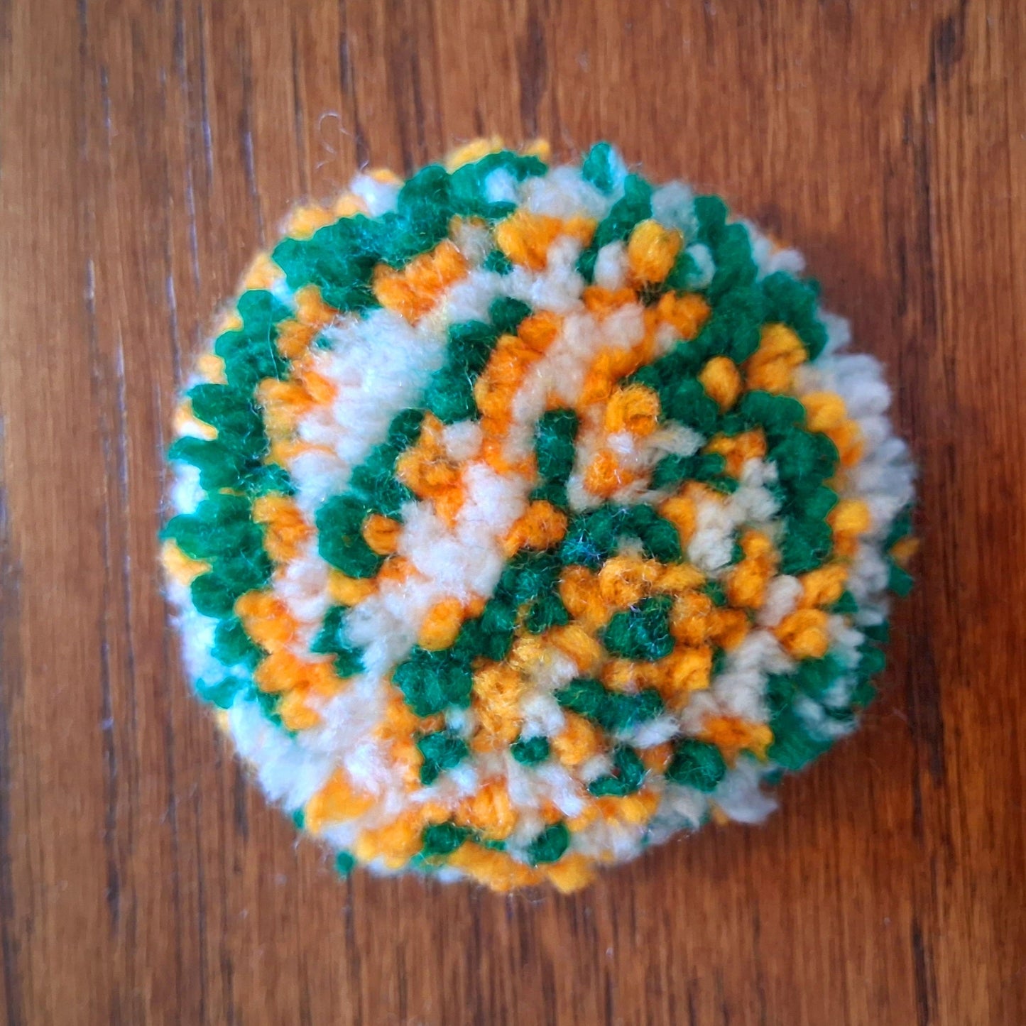 Broche tuftée créée par La Balmo Tufting. Cette broche est munie d'une attache au dos pour être fixée à votre veste ou votre sac. Laine acrylique tricolore