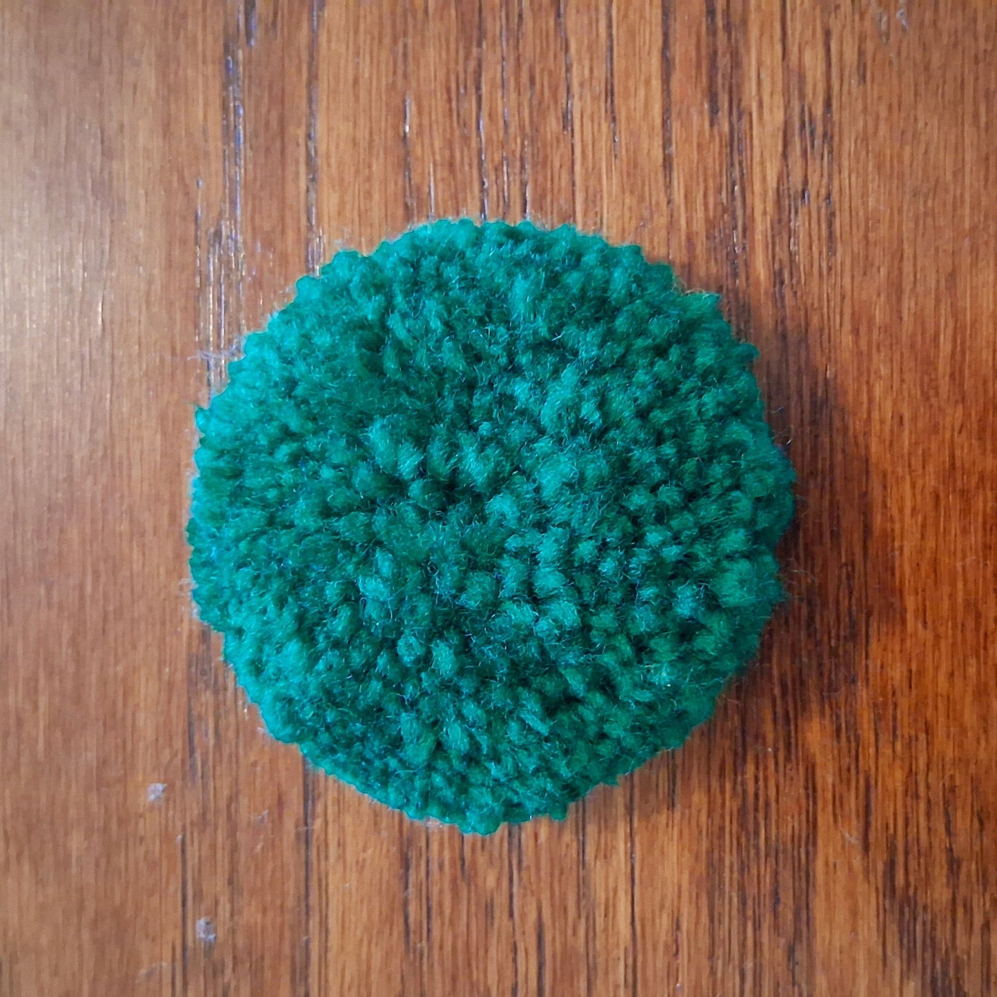 Broche tuftée créée par La Balmo Tufting. Cette broche est munie d'une attache au dos pour être fixée à votre veste ou votre sac. Laine acrylique verte