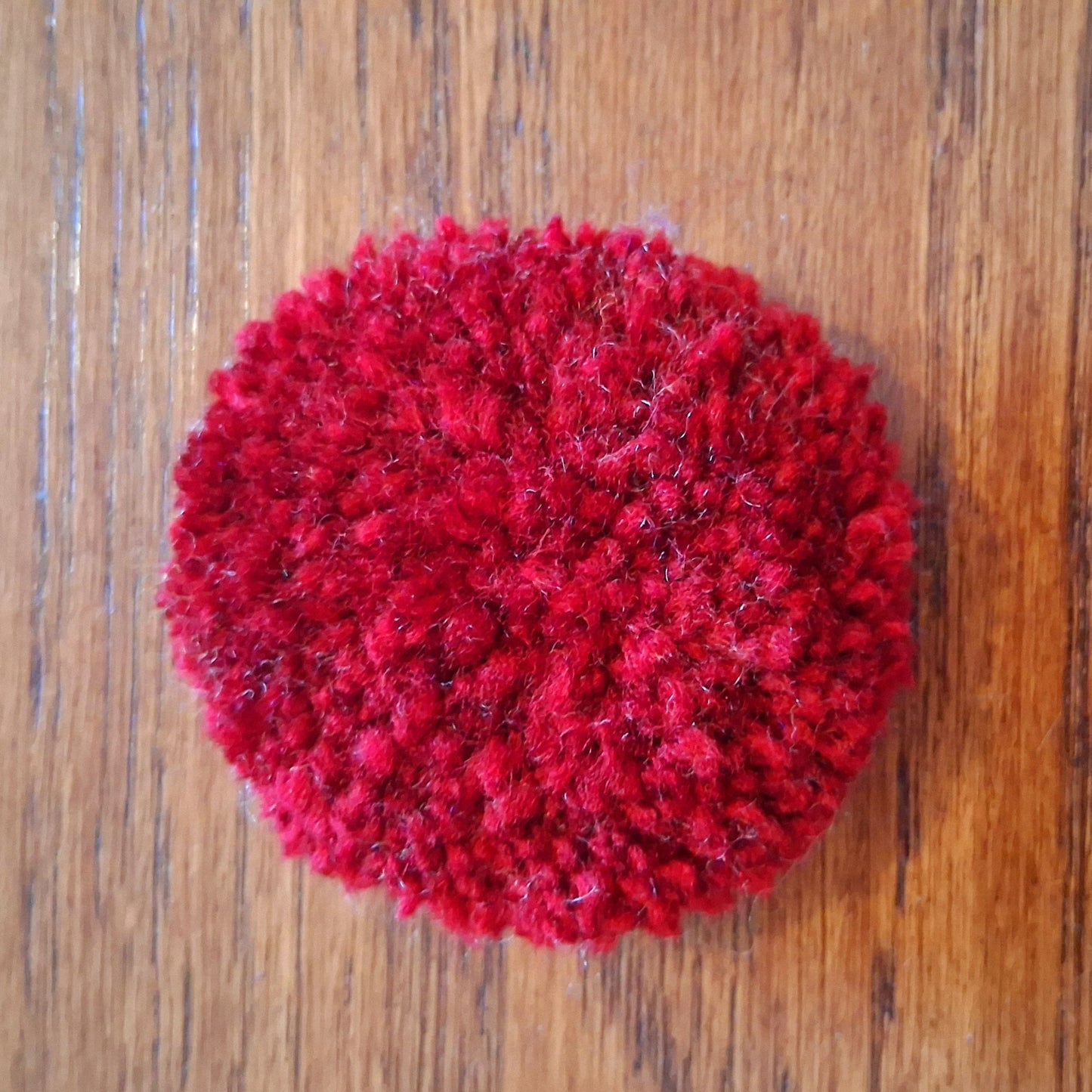 Broche tuftée créée par La Balmo Tufting. Cette broche est munie d'une attache au dos pour être fixée à votre veste ou votre sac. Laine acrylique rouge bordeaux