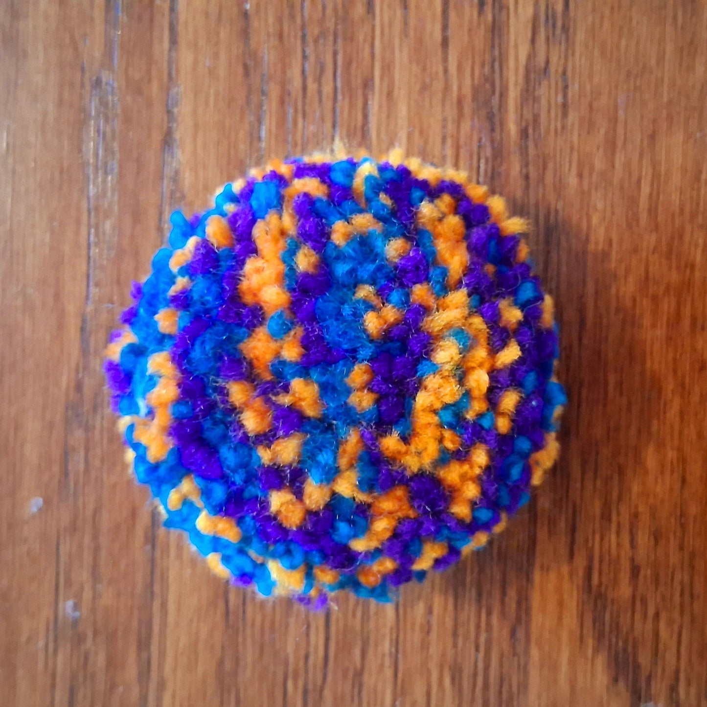 Broche tuftée créée par La Balmo Tufting. Cette broche est munie d'une attache au dos pour être fixée à votre veste ou votre sac. Laine acrylique tricolore