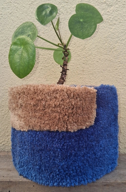 Cache-pot tufté beige et bleu pour apporter de la douceur à ta plante préférée