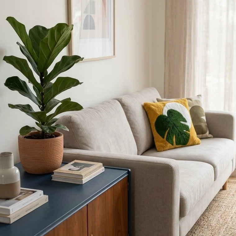 Le coussin tufté Monstera, aux couleurs douces, vert, blanc et jaune habille ce canapé par sa seule présence