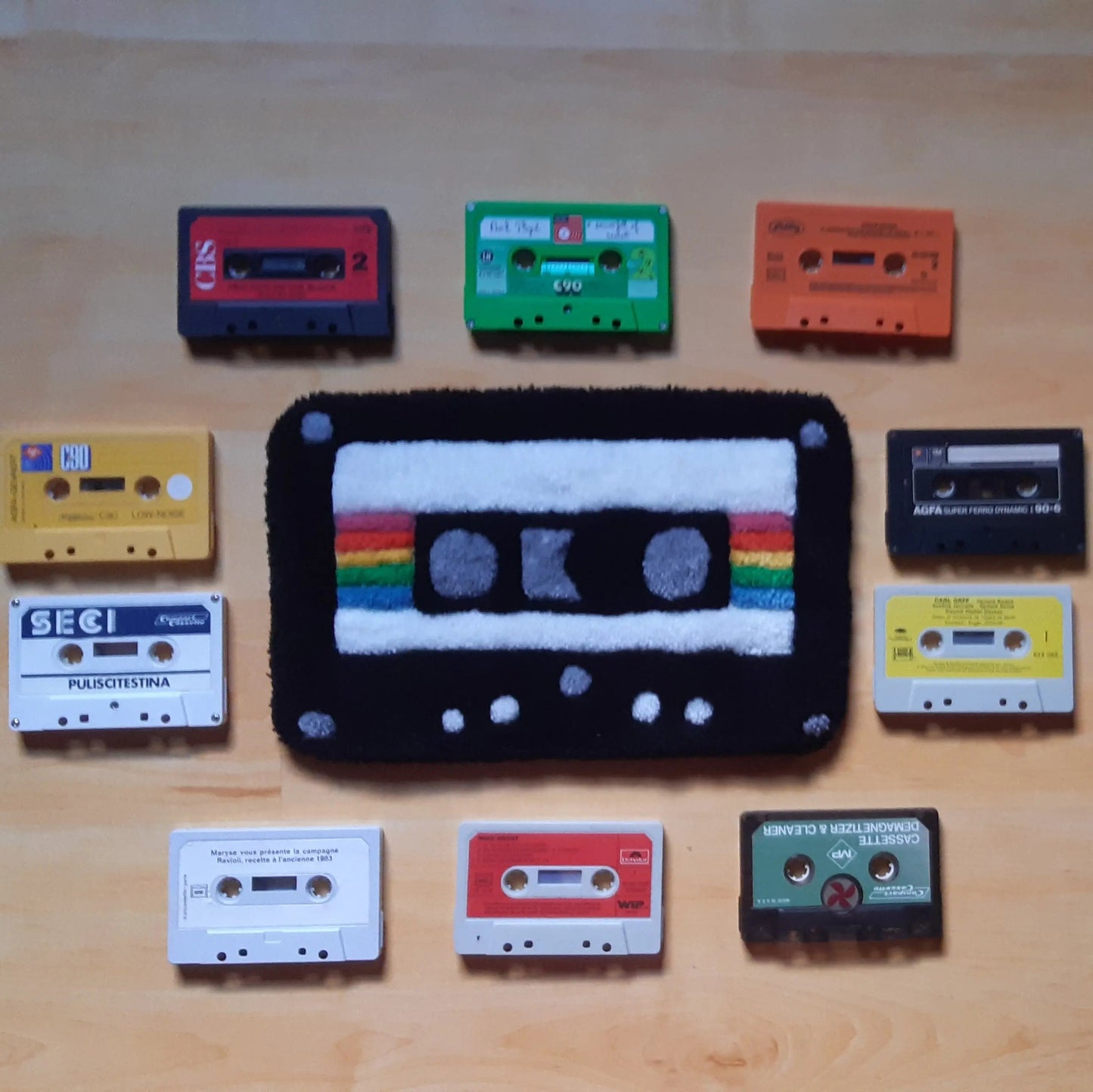 Décoration murale représentant une k7, cassette audio. Créée par La Balmo Tufting. Laine acrylique multicolore