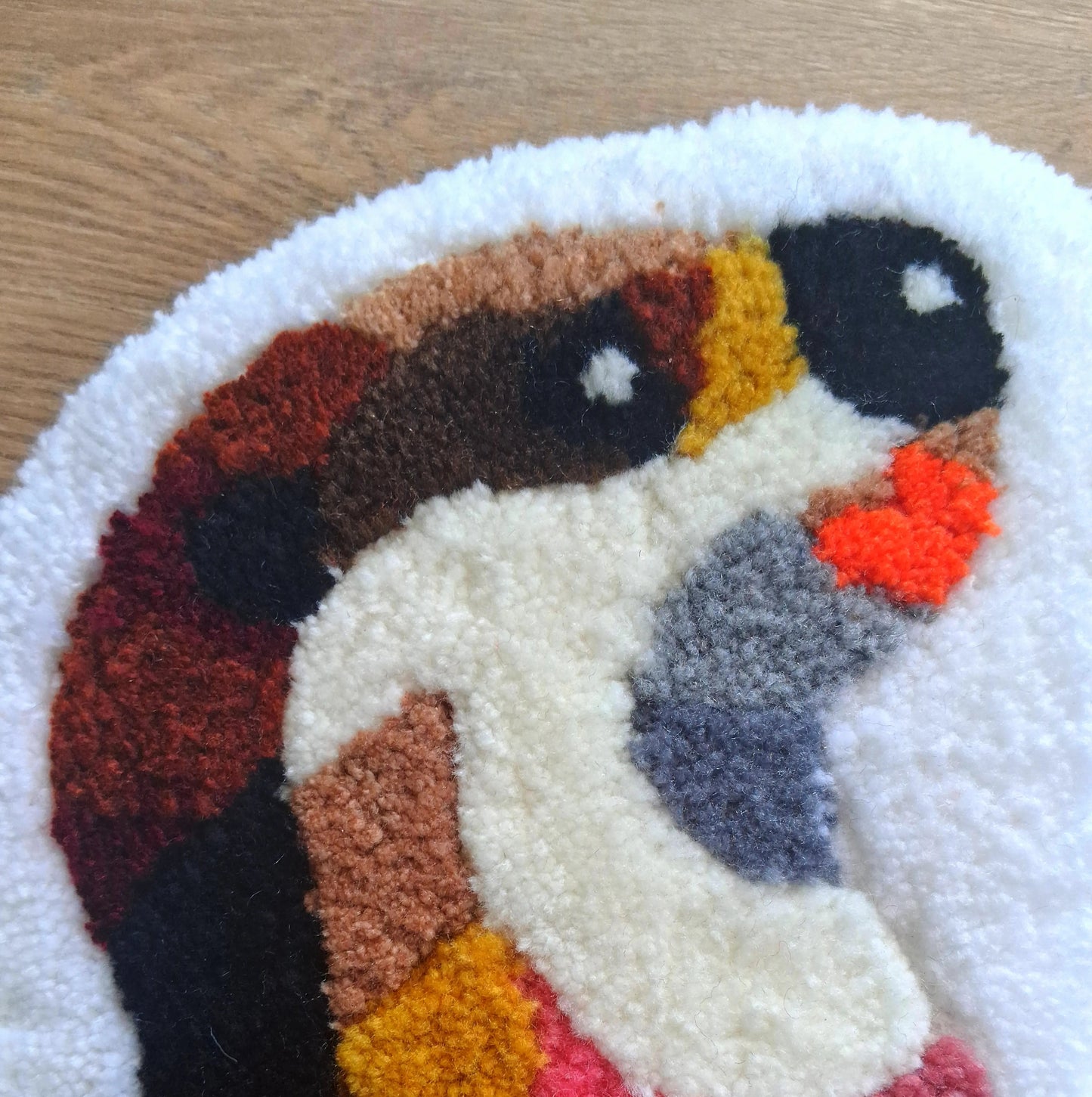 Décoration murale représentant une loutre. Créée par La Balmo Tufting. Laine acrylique multicolore