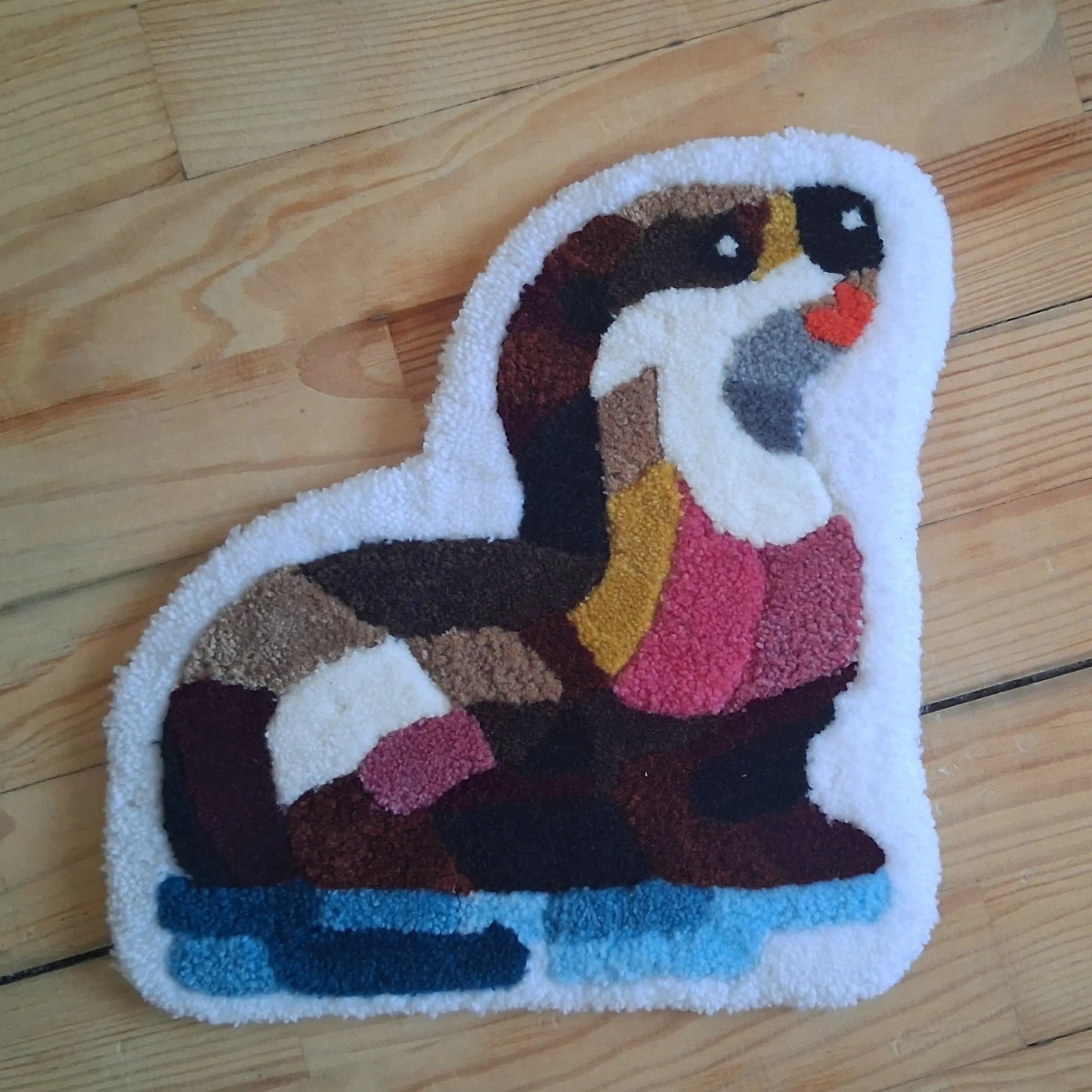 Décoration murale représentant une loutre créée par La Balmo Tufitng. Laine acrylique multicolore