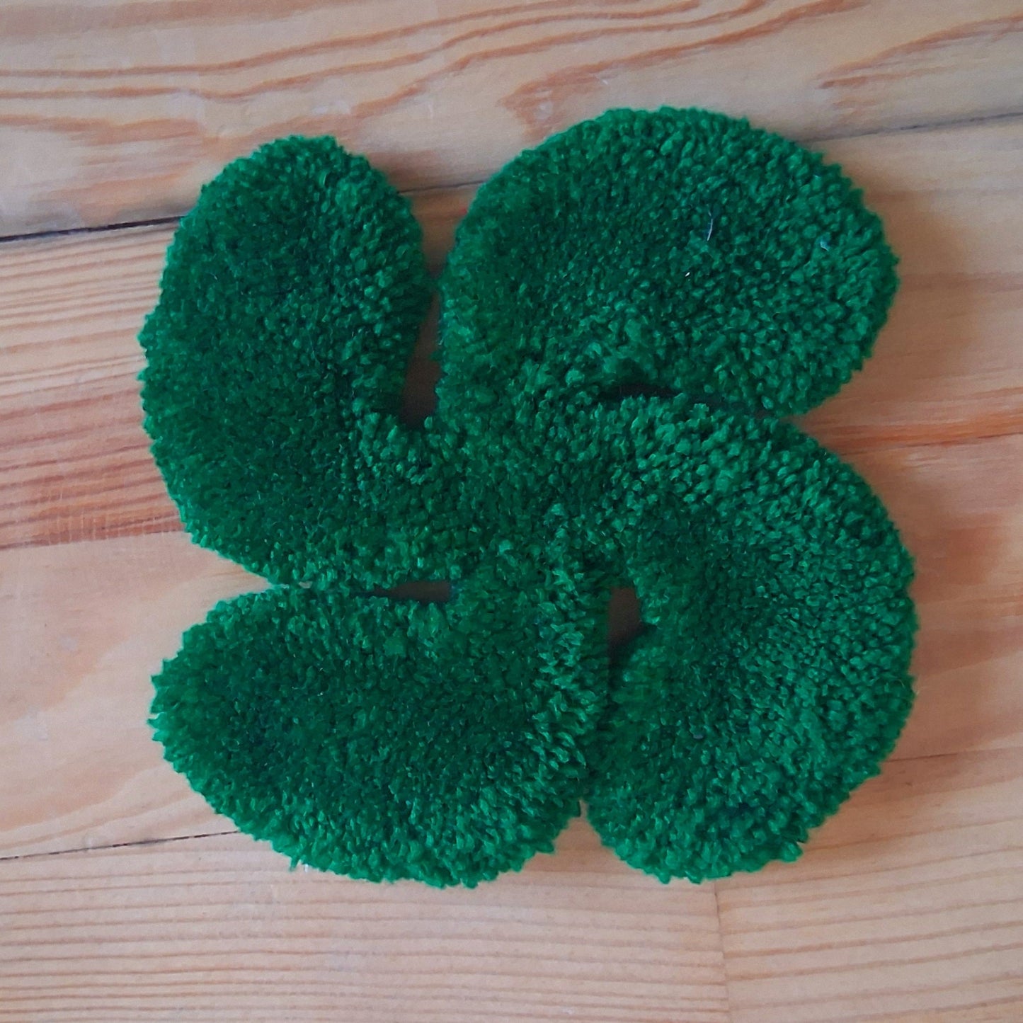 Mini décoration murale créé par a Balmo Tufting. Laine acrylique verte