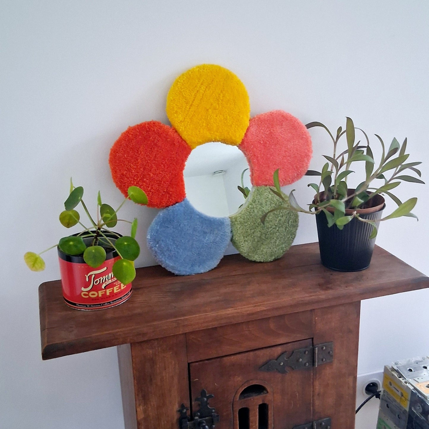 Miroir en forme de fleur, coloré, réalisée grâce au tufting, créée par La Balmo Tufting. Laine acrylique jaune, rose, verte, bleue, orange.