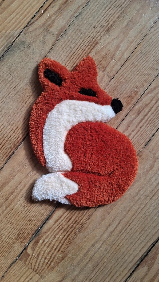 Cette décoration représentant un renard orange et tout doux, version tufting mural,est réalisé en laine acrylique.