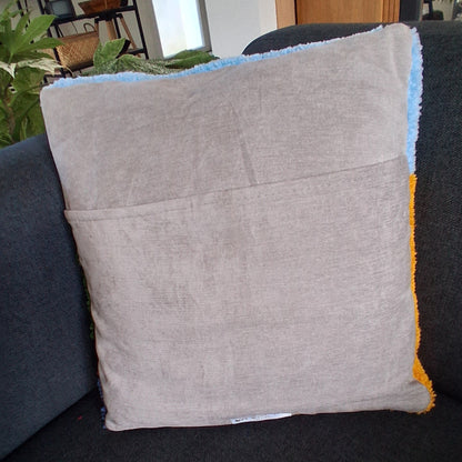 Coussin tufté MENDIA par La Balmo Tufting, coloré jaune blanc, orange, bleu, vert et rouge. Made in 64 Oloron. Décoration originale et artisanale.
