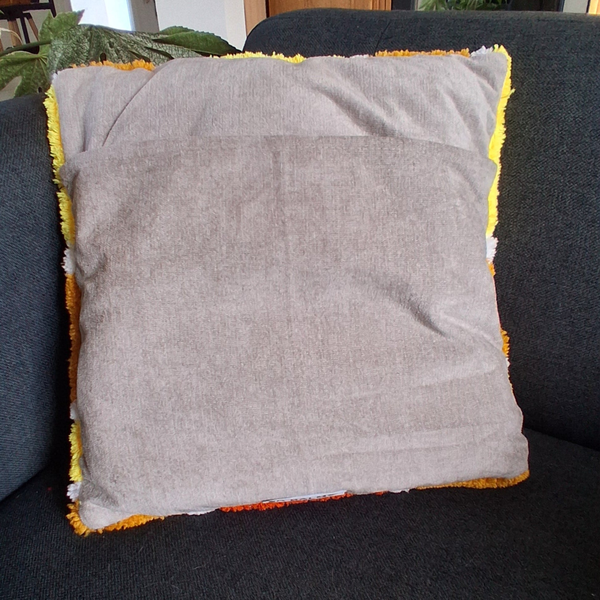 Coussin tufté SUN par La Balmo Tufting, coloré jaune blanc et rouge. Made in 64 Oloron. Décoration originale et artisanale.