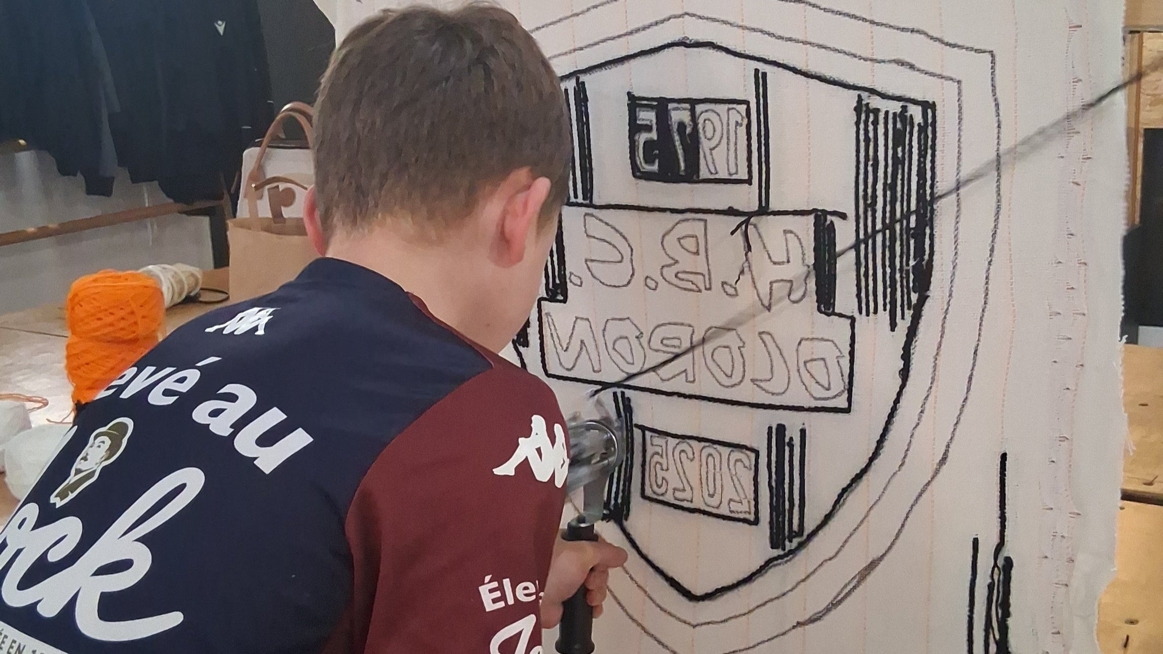 Photo de l'atelier d'initiation au tufting fait avec les licenciés du handball club oloronais pour les 50 ans du club
