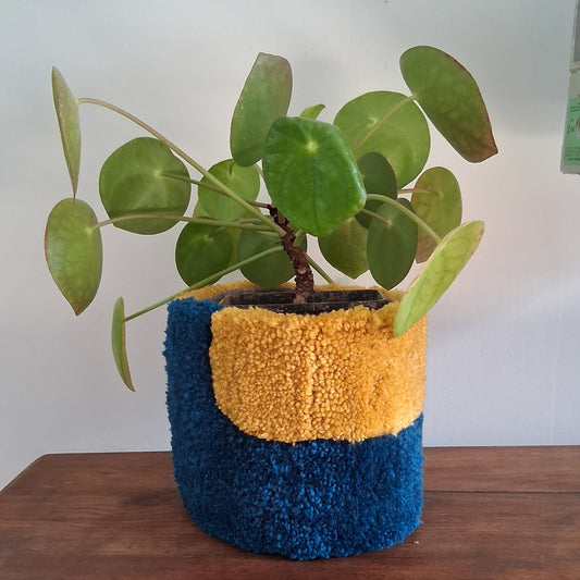 Cache-Pot "CURVA AZUL" créé par La Balmo | Tufting - Laine acrylique jaune et bleue