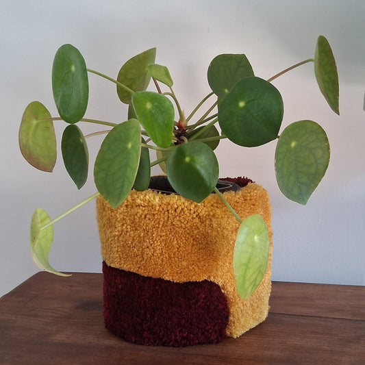 Cache-Pot "CURVA BORGONA" créé par La Balmo | Tufting - Laine acrylique jaune et rouge bordeaux