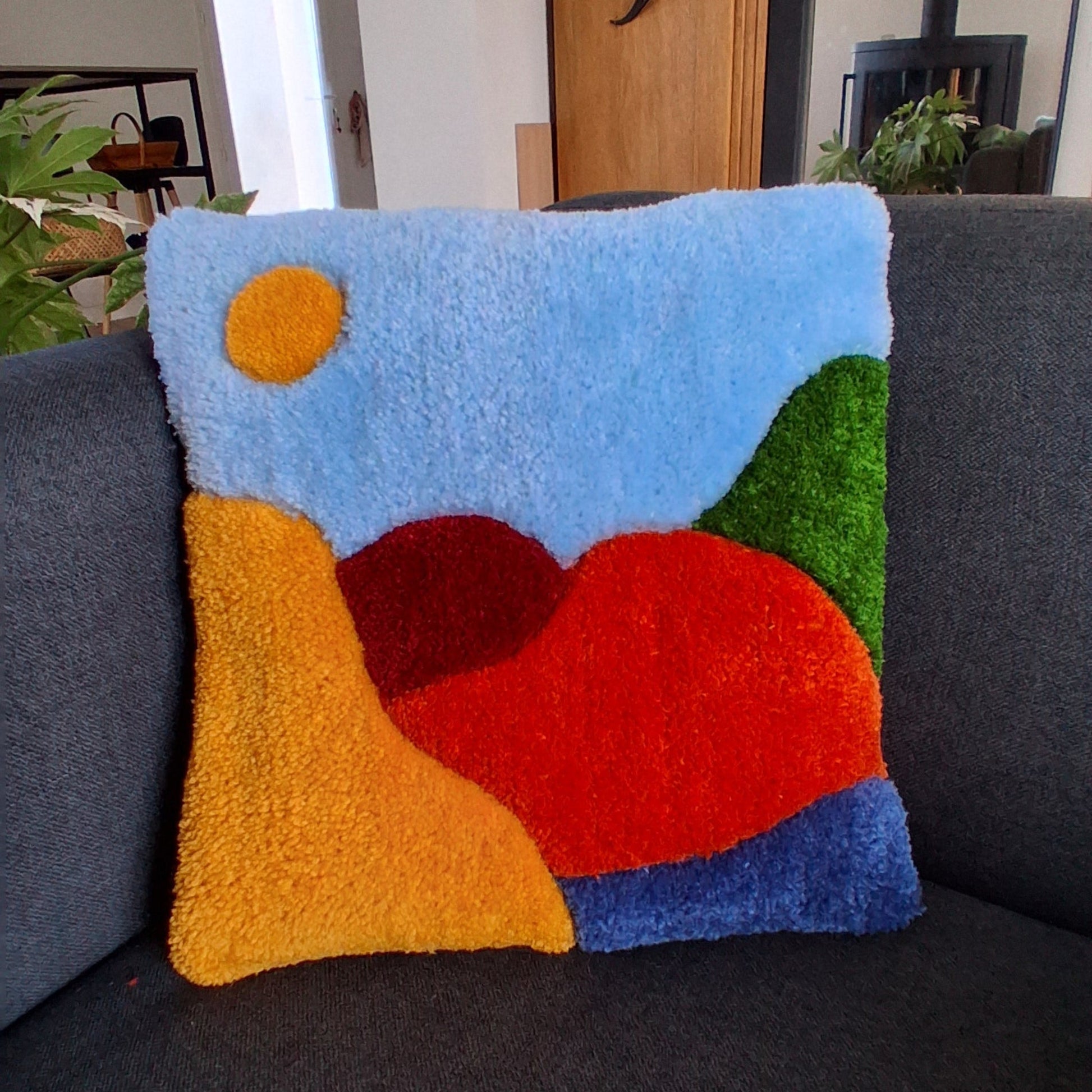 Coussin tufté MENDIA par La Balmo Tufting, coloré jaune bleu,  vert, et rouge. Made in 64 Oloron. Décoration originale et artisanale.