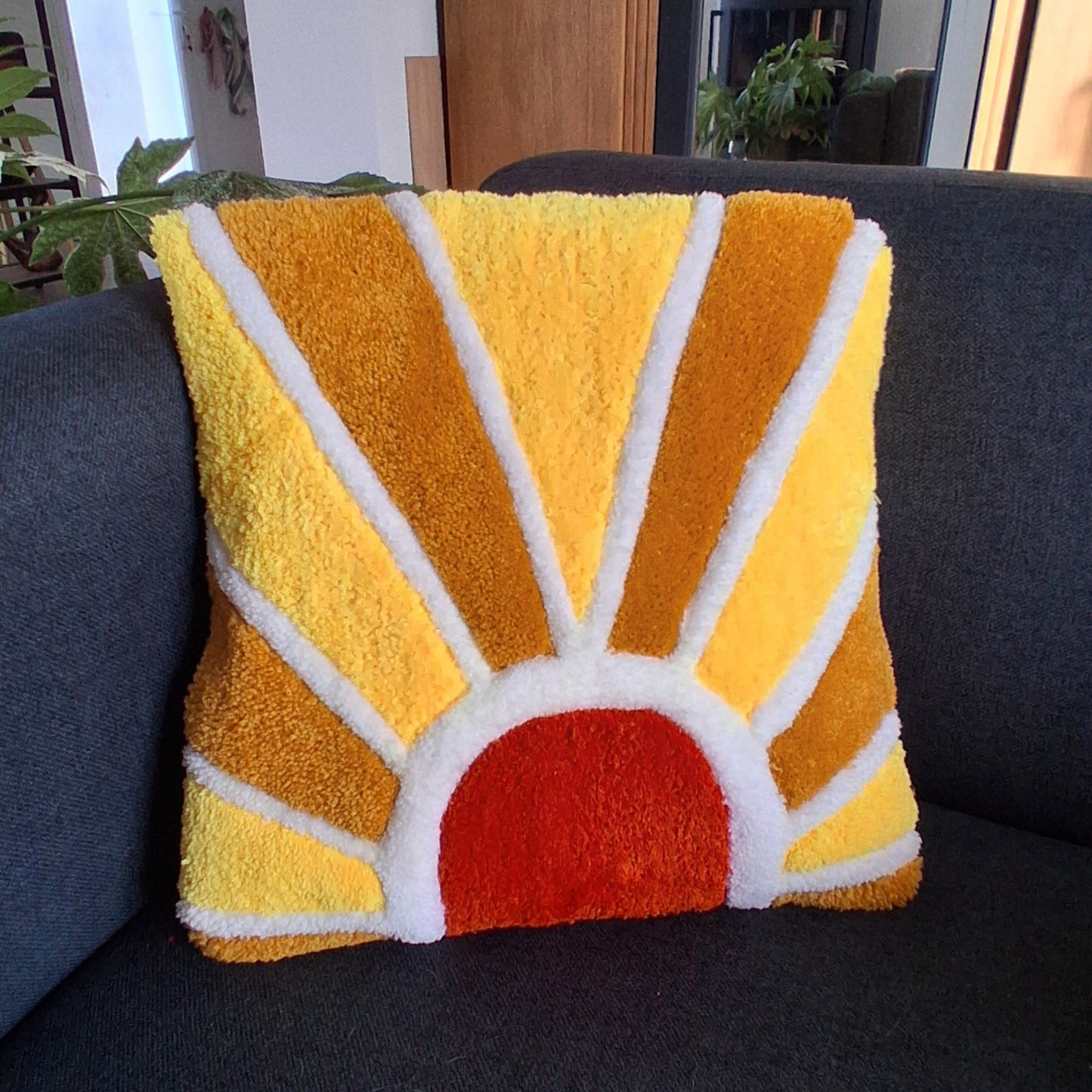 Coussin tufté SUN par La Balmo Tufting, coloré jaune blanc et rouge. Made in 64 Oloron. Décoration originale et artisanale.