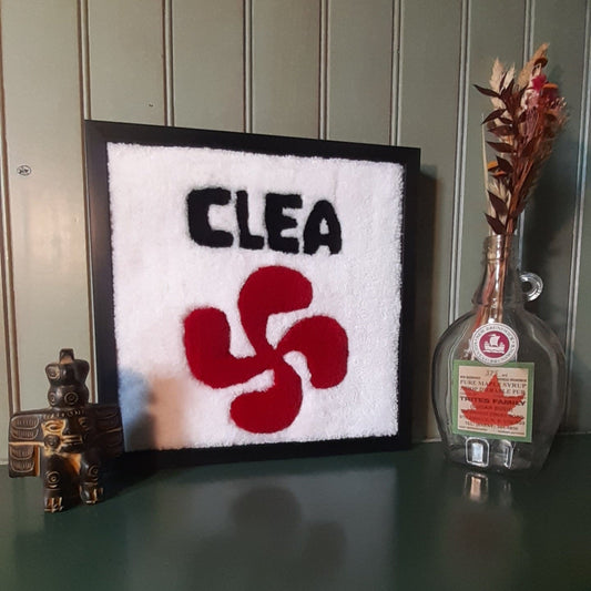 Décoration encadré pour une naissance d'un enfant, avec le prénom Cléa et une croix basque, créée par La Balmo | Tufting - Laine acrylique rouge, noire et blanche.