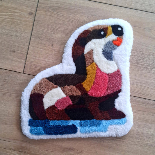 Décoration murale représentant une loutre. Créée par La Balmo Tufting. Laine acrylique multicolore