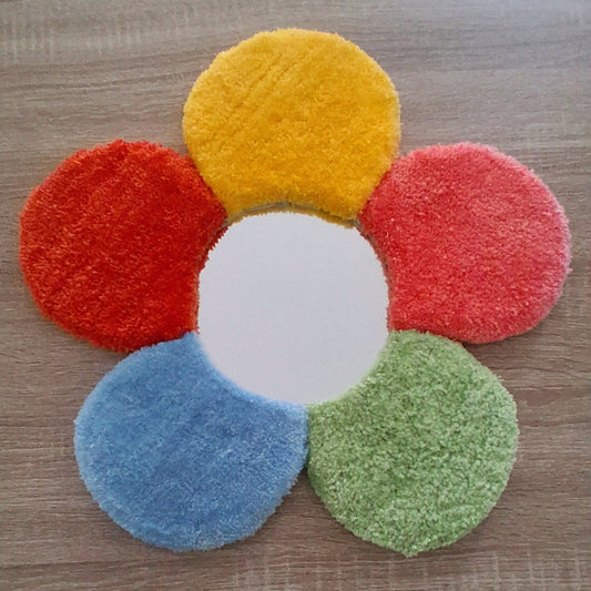 Miroir en forme de fleur, coloré, réalisée grâce au tufting, créée par La Balmo Tufting. Laine acrylique jaune, rose, verte, bleue, orange.
