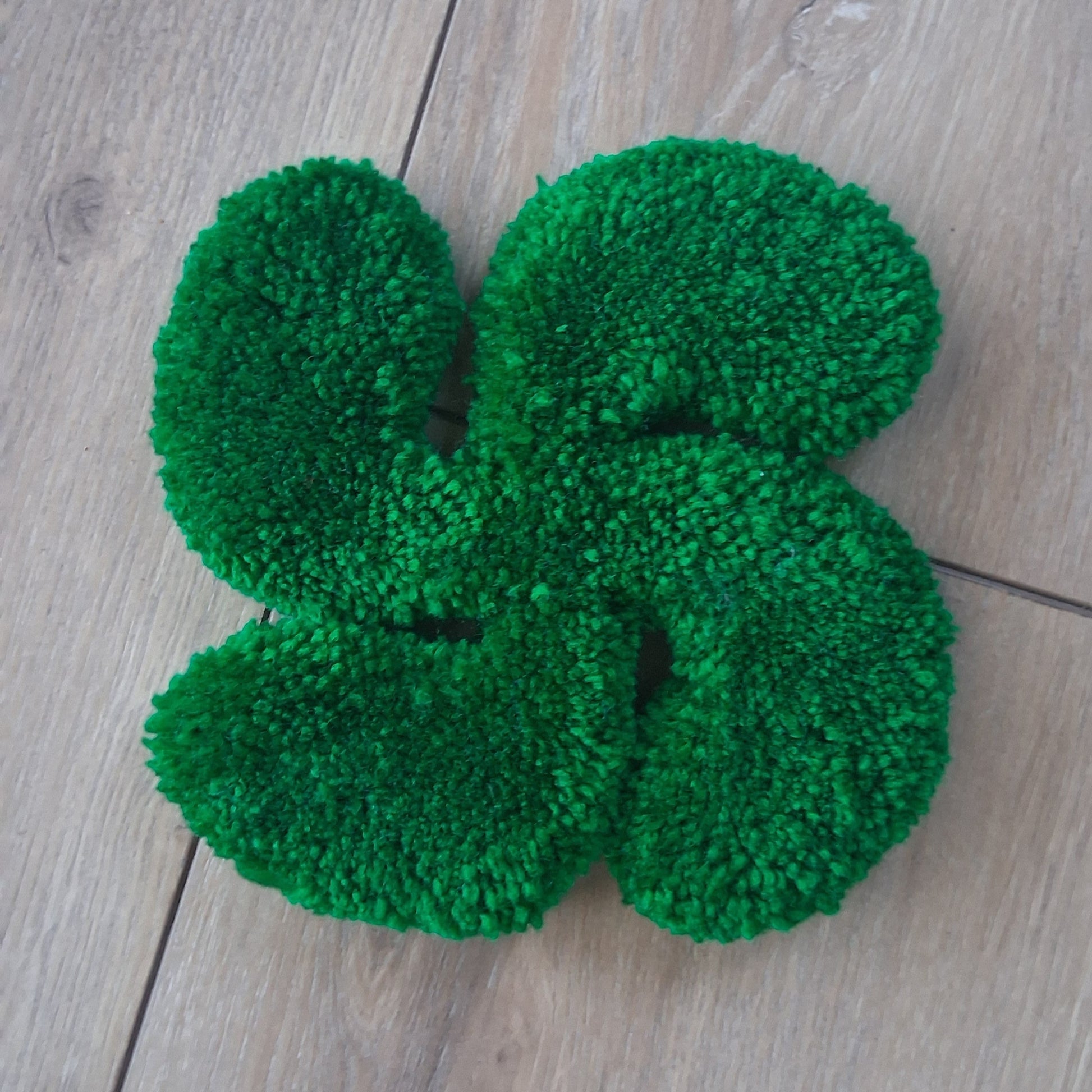 Mini décoration murale créé par a Balmo Tufting. Laine acrylique verte