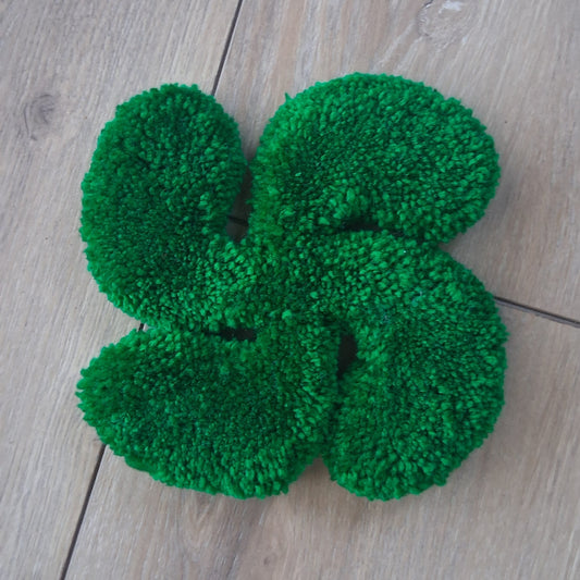 Mini décoration murale créé par a Balmo Tufting. Laine acrylique verte