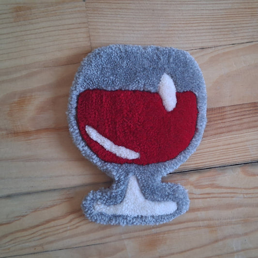 Mini décoration murale représentant un verre de vin rouge créée par La Balmo Tufting - Laine acrylique rouge, gris, blanche