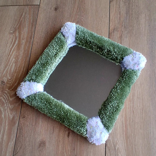 Miroir Green tufté, créée par La Balmo Tufting. Laine acrylique verte et blanche