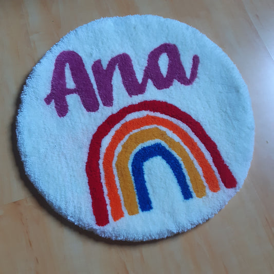 Tapis pour chambre d'enfant avec le prénom Ana et un arc-en-ciel, créée par La Balmo | Tufting - Laine acrylique multicolore