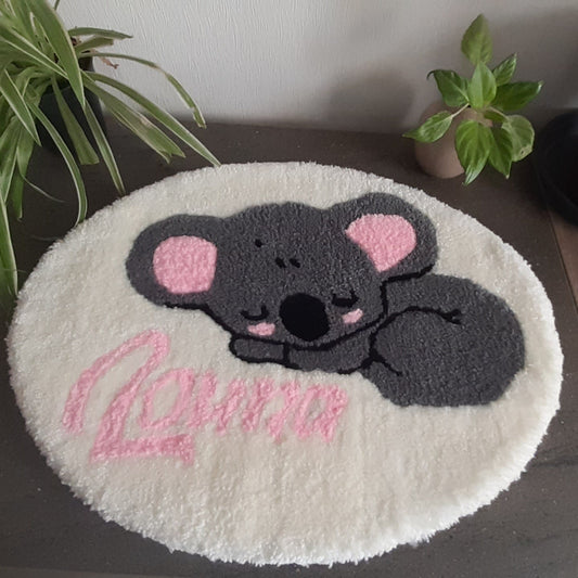 Tapis pour chambre d'enfant, avec le prénom LOUNA et un koala dormant, créé par La Balmo | Tufting - Laine acrylique multicolore