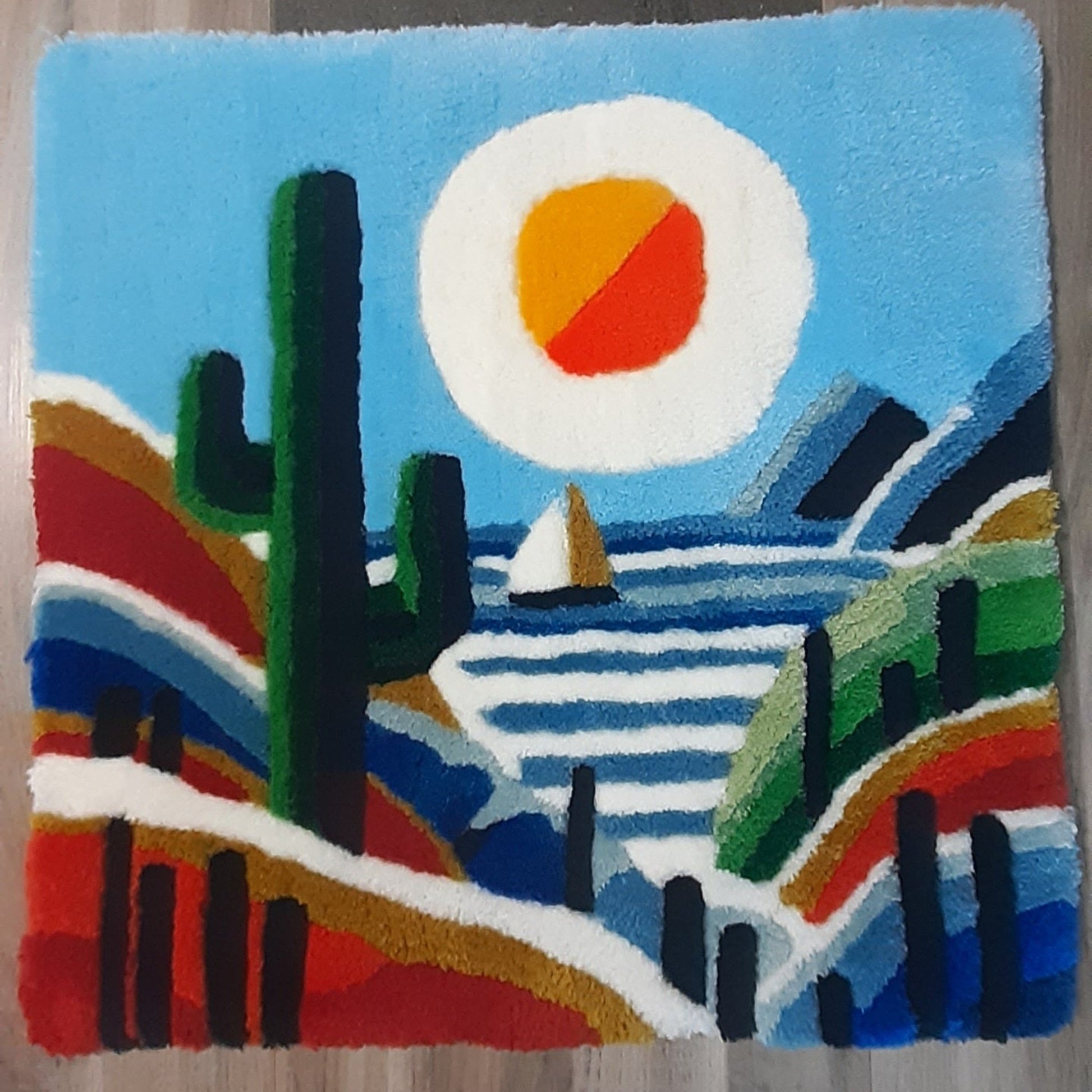 Tapis mural CACTUS créé par La Balmo | Tufting - Représente un paysage avec la mer, un cactus, le soleil et le ciel bleu - Laine acrylique multicolore