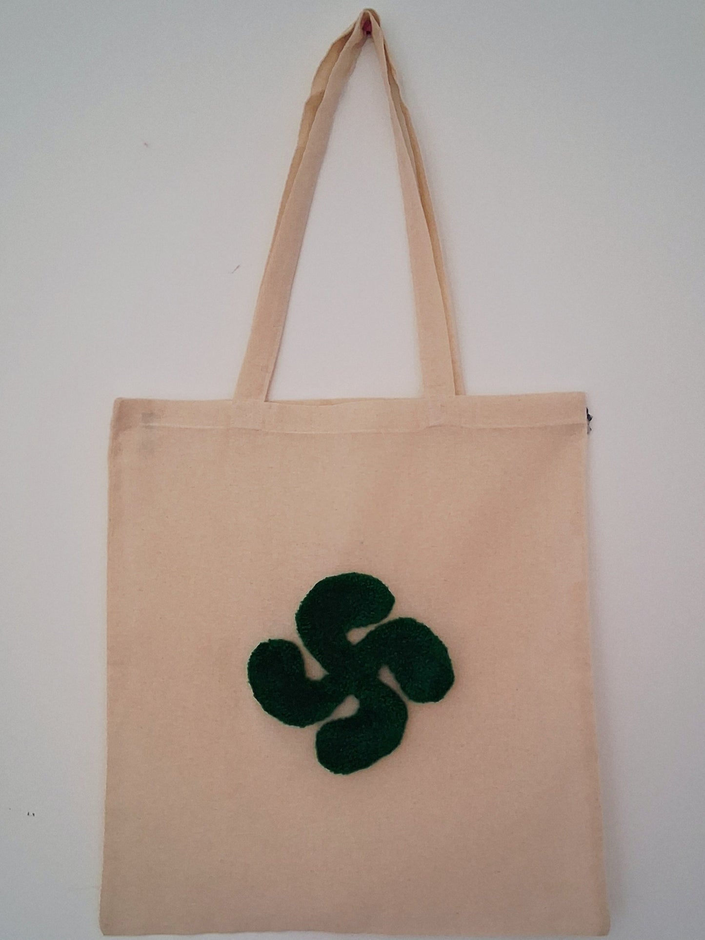 Tote bag tufté croix basque vert par La Balmo Tufting en laine acrylique et coton