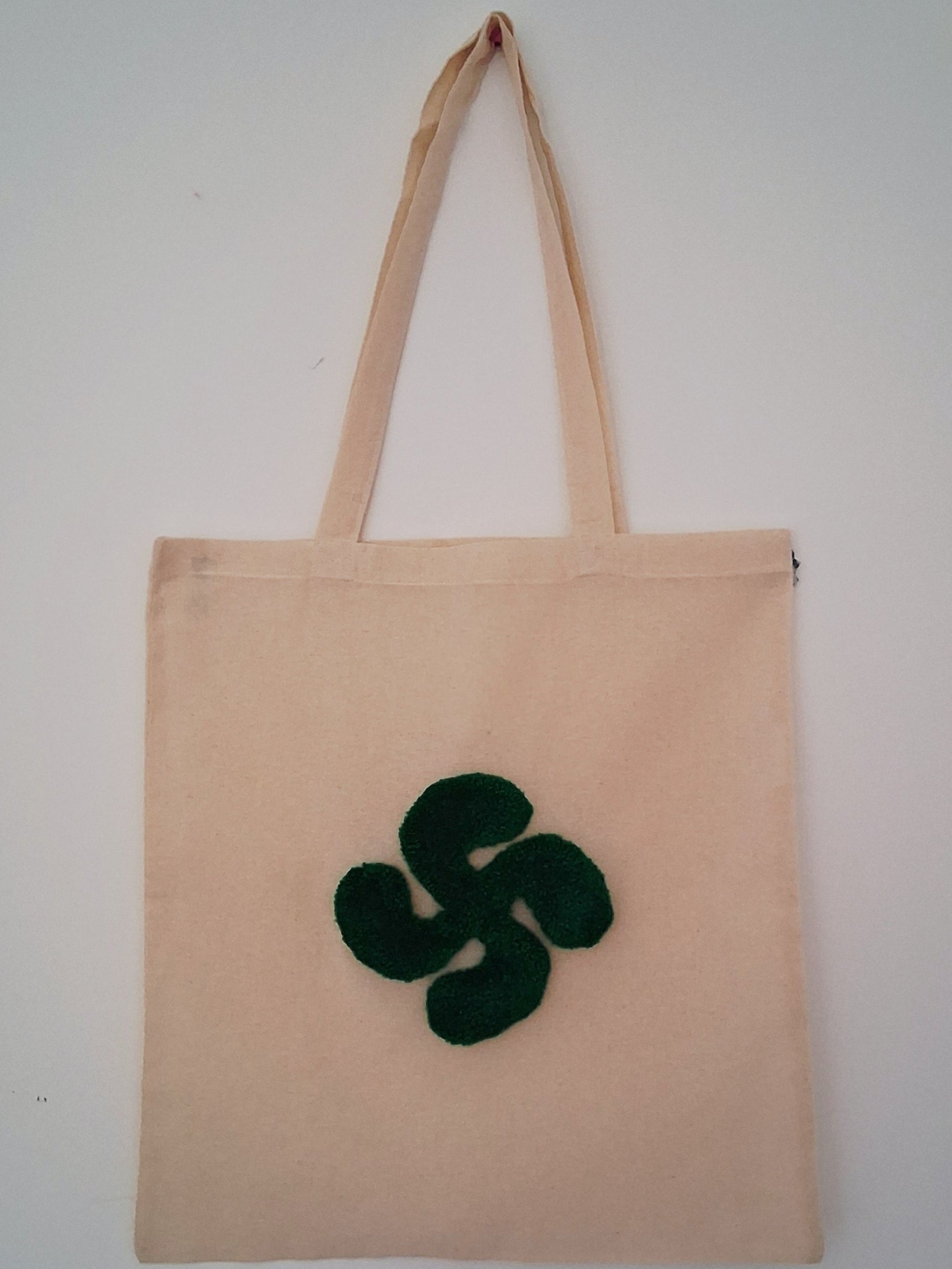 Tote bag tufté croix basque vert par La Balmo Tufting en laine acrylique et coton