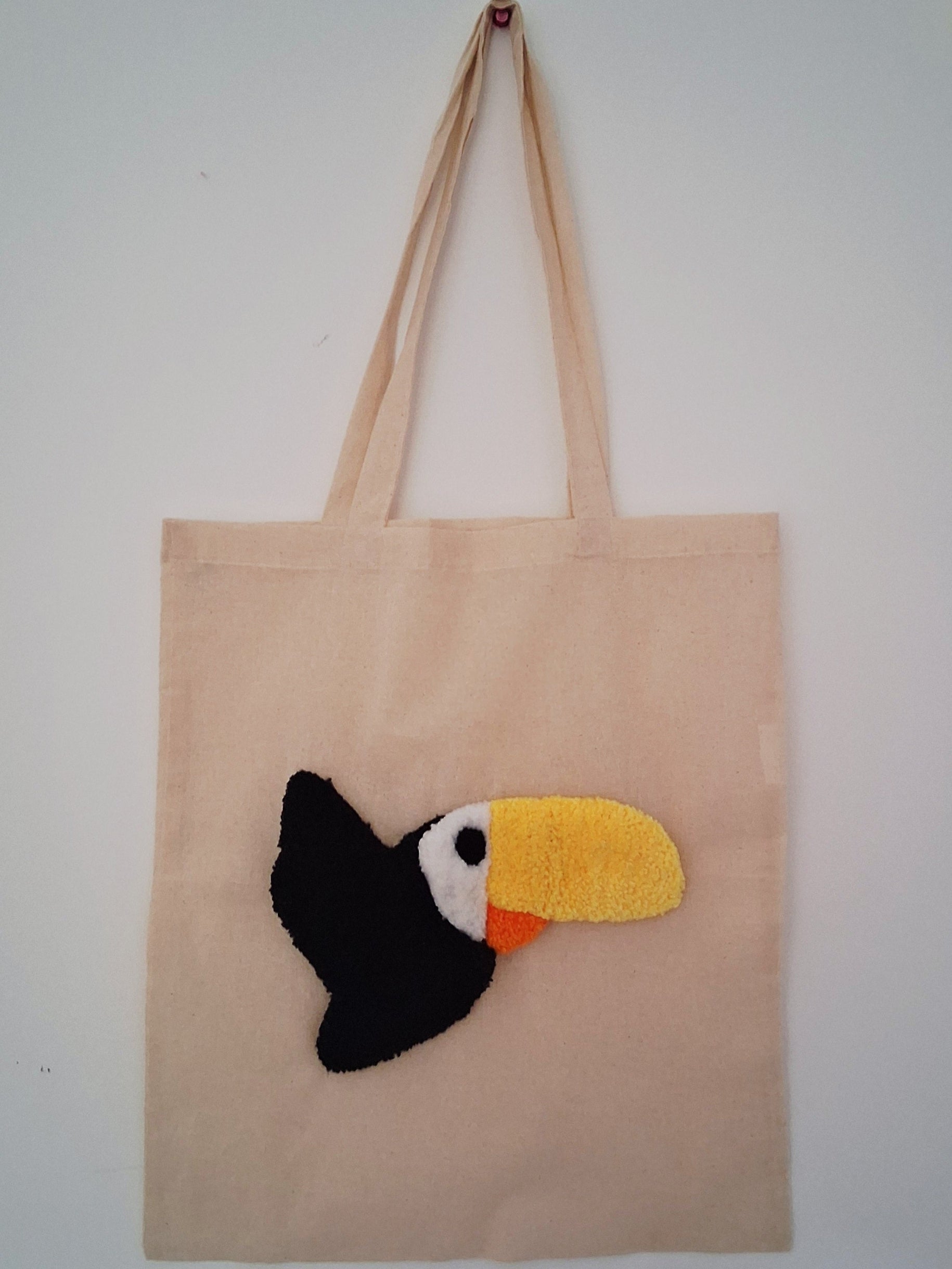 Tote bag tufté toucan créé par La Balmo Tufting en laine acrylique et coton
