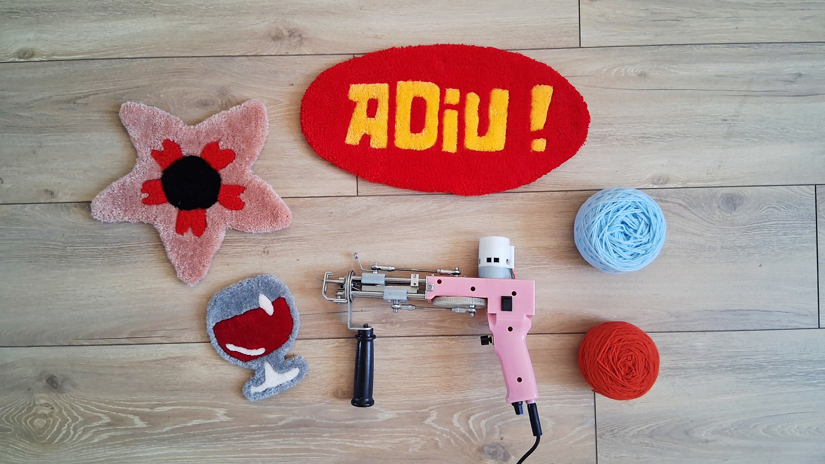 Photo d'un  pistolet à tufting- tufting gun- avec des créations originales de La Balmo Tufting - avec des pelotes de laine