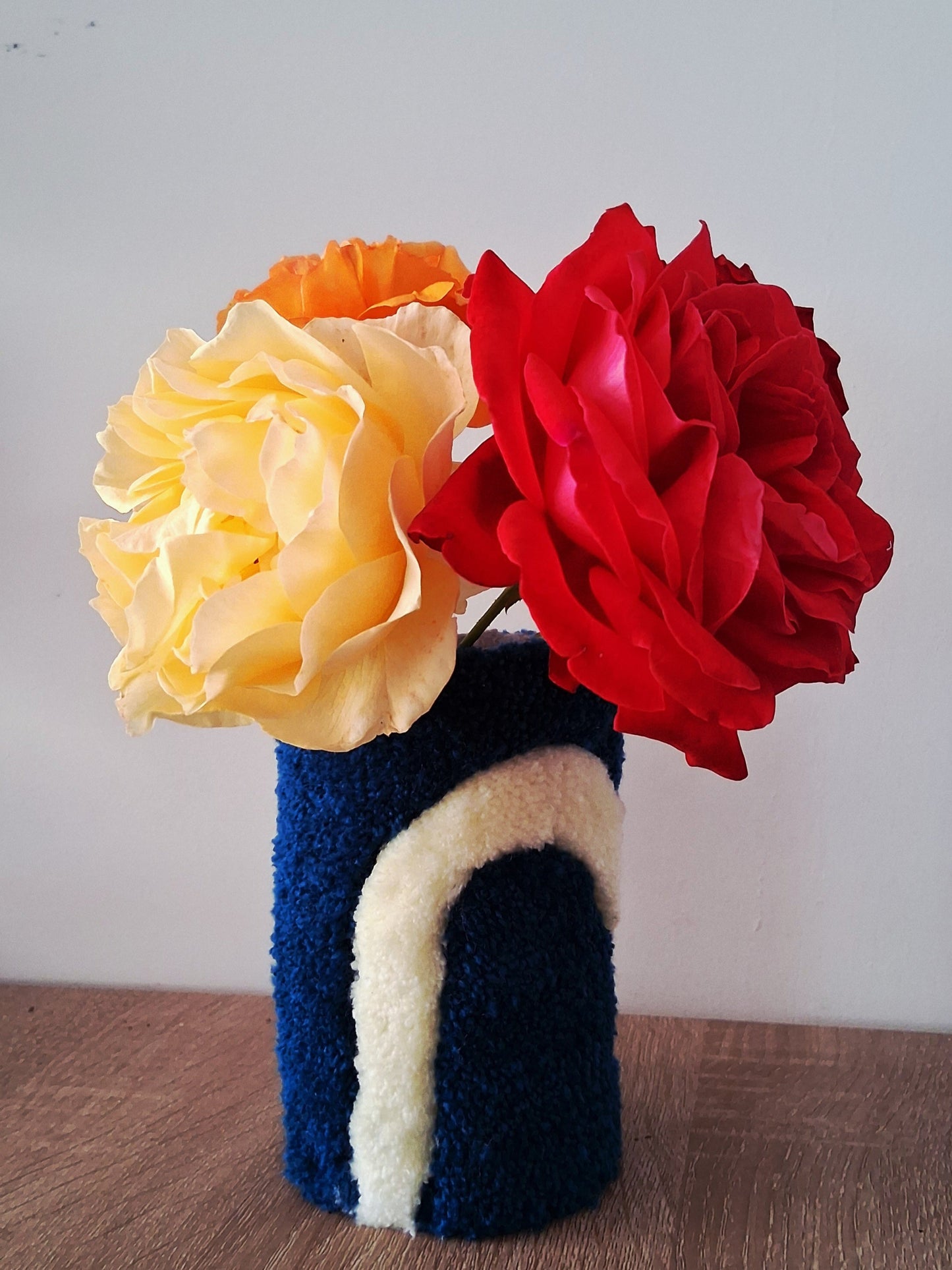 Vase bleu créé La Balmo Tufting en laine acrylique