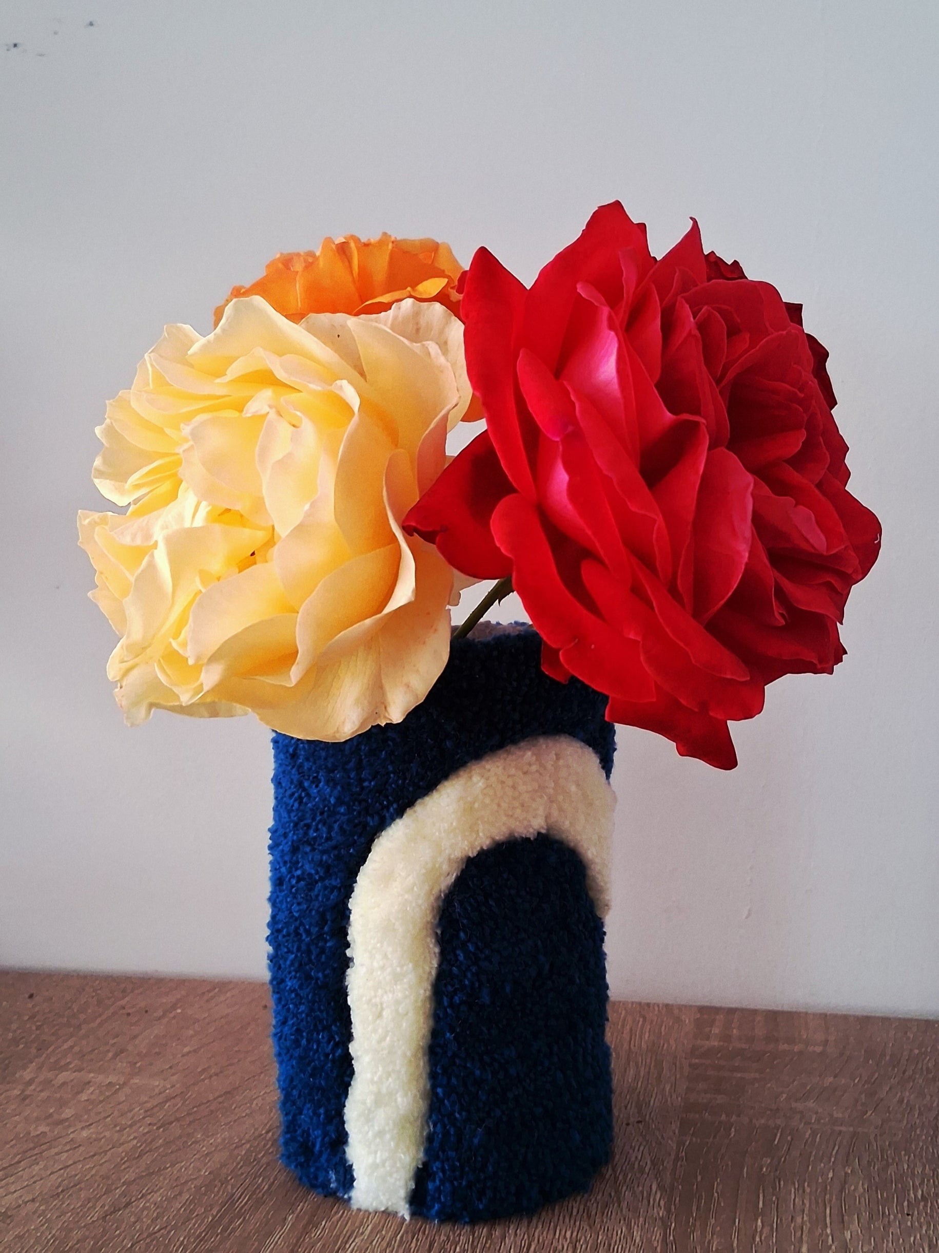 Vase bleu créé La Balmo Tufting en laine acrylique