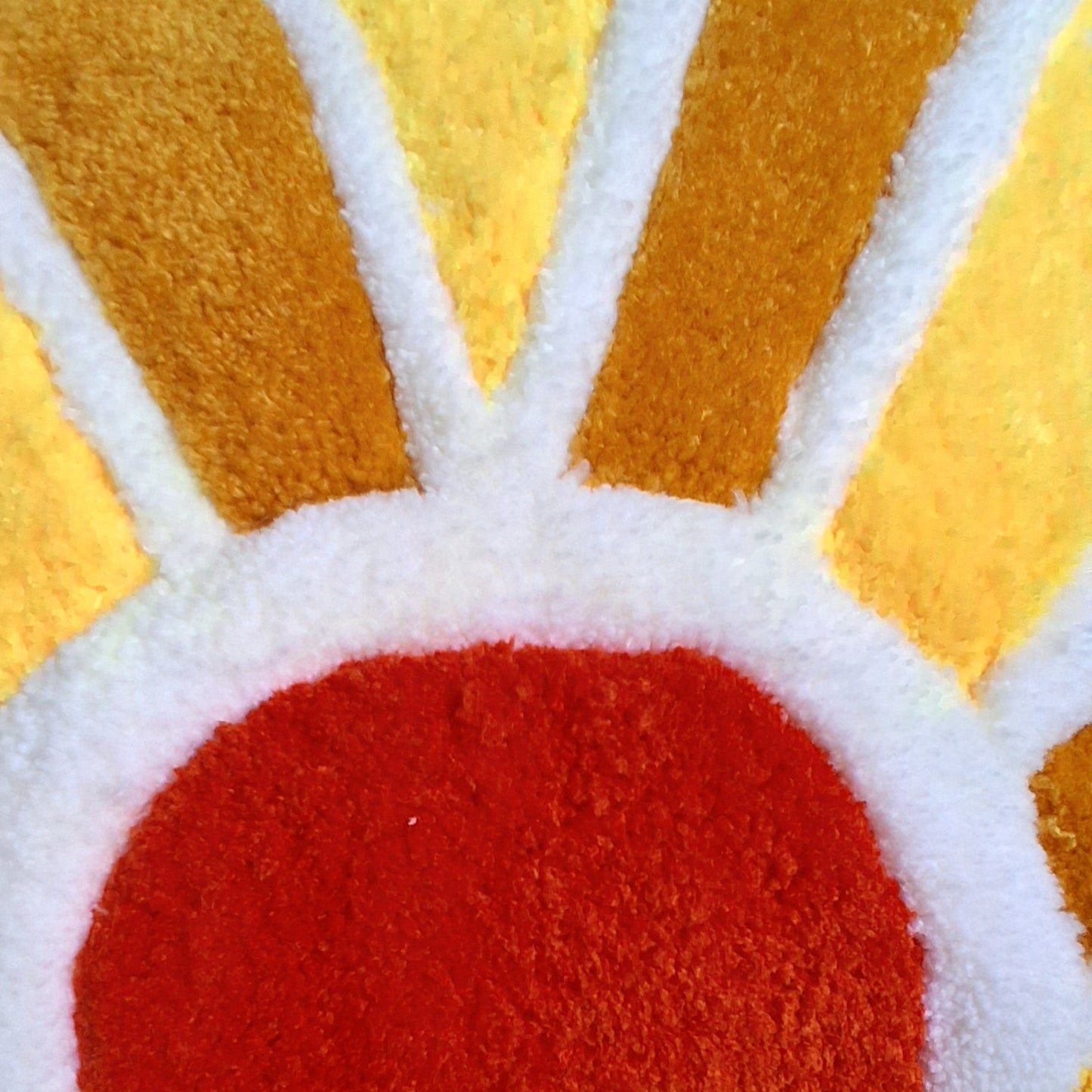 Coussin tufté SUN par La Balmo Tufting, coloré jaune blanc et rouge. Made in 64 Oloron. Décoration originale et artisanale.