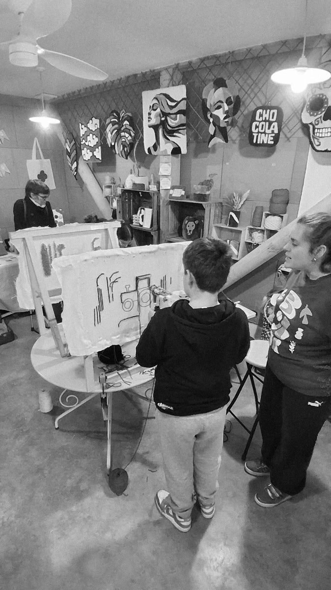 Atelier d'initiation au tufting pour deux adolescents avec leurs parents