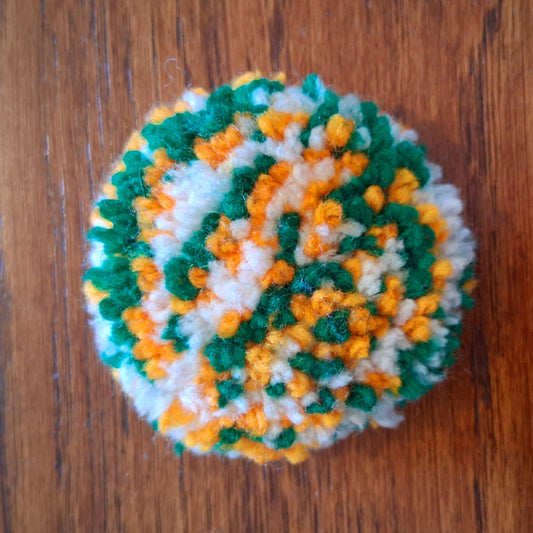 Broche tuftée créée par La Balmo Tufting. Cette broche est munie d'une attache au dos pour être fixée à votre veste ou votre sac. Laine acrylique tricolore