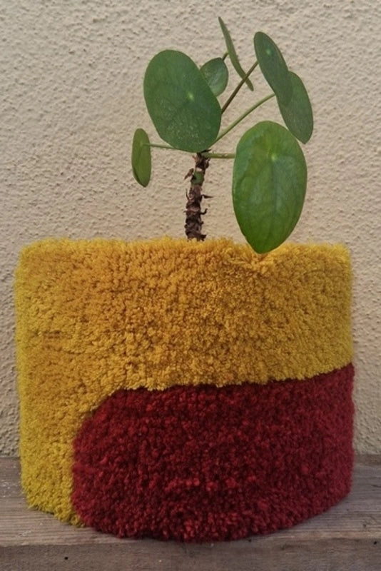 Cache-pot tufté aux couleurs bordeaux et moutarde qui pimpera ton pilea avec élégance